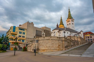 Slovakya 'nın Zilina kentindeki Andrej Hlinka Meydanı' nın gün doğumu manzarası.