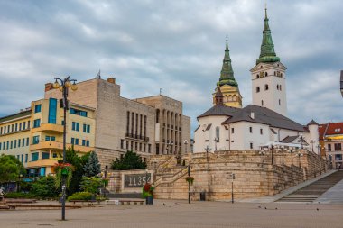 Slovakya 'nın Zilina kentindeki Andrej Hlinka Meydanı' nın gün doğumu manzarası.