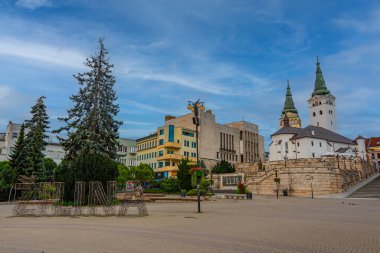 Slovakya 'nın Zilina kentindeki Andrej Hlinka Meydanı' nın gün doğumu manzarası.