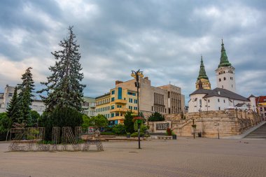 Slovakya 'nın Zilina kentindeki Andrej Hlinka Meydanı' nın gün doğumu manzarası.