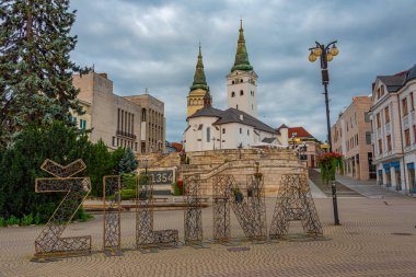 Slovakya 'nın Zilina kentindeki Andrej Hlinka Meydanı' nın gün doğumu manzarası.