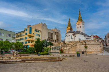 Slovakya 'nın Zilina kentindeki Andrej Hlinka Meydanı' nın gün doğumu manzarası.
