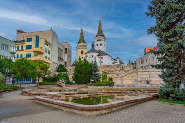 Slovakya 'nın Zilina kentindeki Andrej Hlinka Meydanı' nın gün doğumu manzarası.