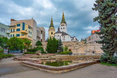Slovakya 'nın Zilina kentindeki Andrej Hlinka Meydanı' nın gün doğumu manzarası.