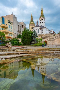Slovakya 'nın Zilina kentindeki Andrej Hlinka Meydanı' nın gün doğumu manzarası.