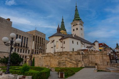 Slovakya, Zilina 'daki Kutsal Üçleme Katedrali' nin gün batımı manzarası.