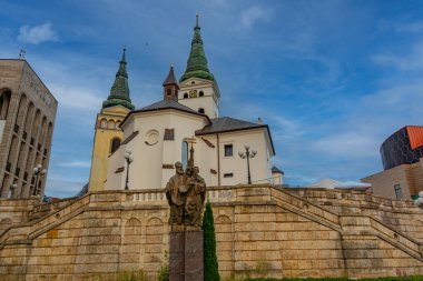Cyril ve Methodius heykeli ve Zilina, Slovakya 'daki Kutsal Üçlü Katedrali.
