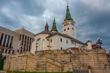 Slovakya, Zilina 'daki Kutsal Üçleme Katedrali' nin gün batımı manzarası.