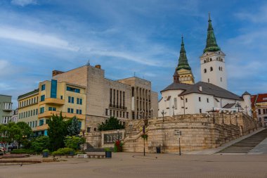 Slovakya 'nın Zilina kentindeki Andrej Hlinka Meydanı' nın gün doğumu manzarası.
