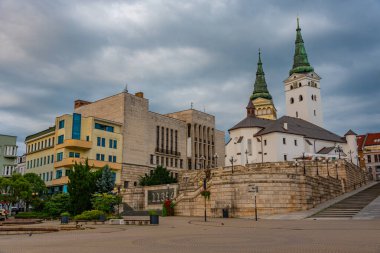 Slovakya 'nın Zilina kentindeki Andrej Hlinka Meydanı' nın gün doğumu manzarası.