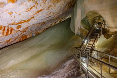 Slovakya 'daki Dobsinska buz mağarası.