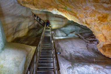 Slovakya 'daki Dobsinska buz mağarası.