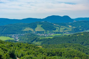 Bulutlu bir günde Slovakya cennetinin manzarası.