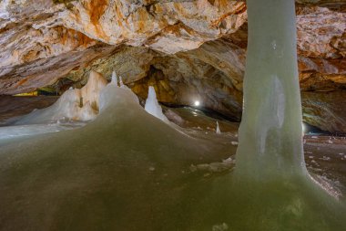 Slovakya 'daki Dobsinska buz mağarası.