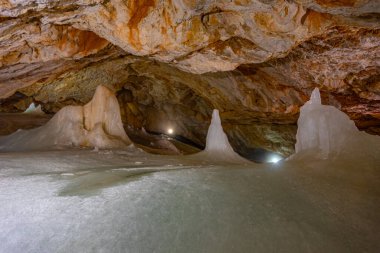 Slovakya 'daki Dobsinska buz mağarası.