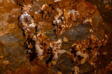 Slovakya 'daki Ochtinska aragonit mağarası.