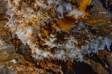 Slovakya 'daki Ochtinska aragonit mağarası.