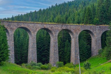 Bulutlu bir günde Slovakya 'da Chmarossky viyadük köprüsü.