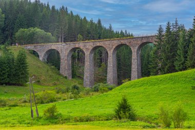 Bulutlu bir günde Slovakya 'da Chmarossky viyadük köprüsü.