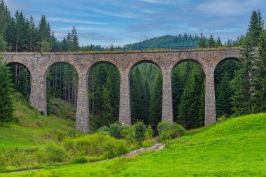 Bulutlu bir günde Slovakya 'da Chmarossky viyadük köprüsü.