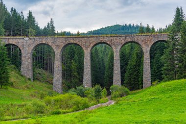 Bulutlu bir günde Slovakya 'da Chmarossky viyadük köprüsü.