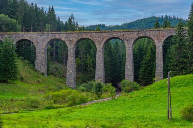 Bulutlu bir günde Slovakya 'da Chmarossky viyadük köprüsü.