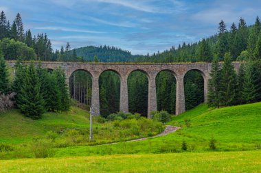 Bulutlu bir günde Slovakya 'da Chmarossky viyadük köprüsü.