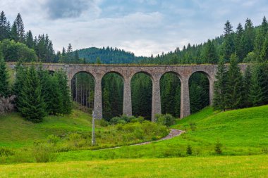 Bulutlu bir günde Slovakya 'da Chmarossky viyadük köprüsü.