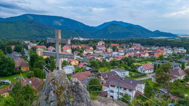 Slovakya 'daki Liptovsky Hradok kasabasının panorama manzarası.