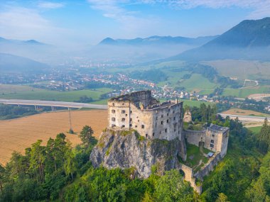 Slovakya 'daki Likava kalesinin Panorama manzarası.