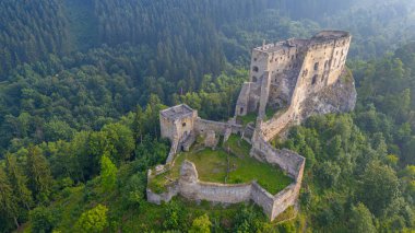Slovakya 'daki Likava kalesinin Panorama manzarası.