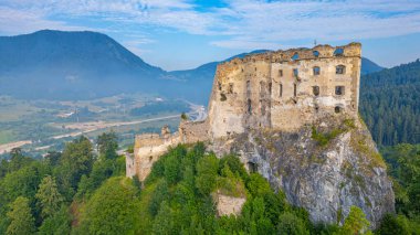Slovakya 'daki Likava kalesinin Panorama manzarası.