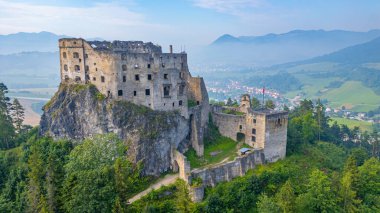 Slovakya 'daki Likava kalesinin Panorama manzarası.