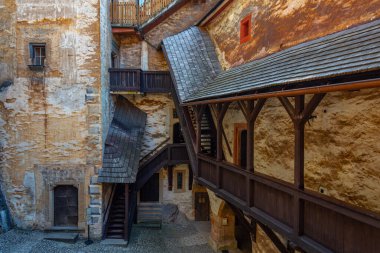 Slovakya 'daki Orava kalesinin avlusunda.