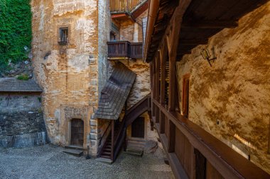 Slovakya 'daki Orava kalesinin avlusunda.