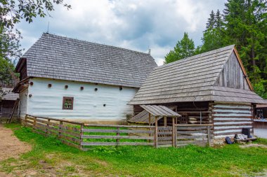 Slovakya 'daki Orava Village Müzesi' nde geleneksel mimari.