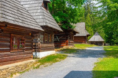 Slovakya 'daki Orava Village Müzesi' nde geleneksel mimari.