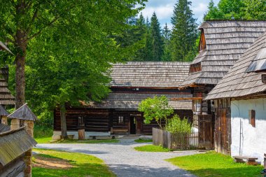 Slovakya 'daki Orava Village Müzesi' nde geleneksel mimari.