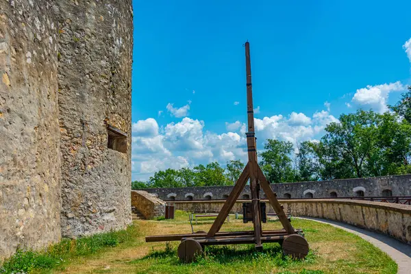 Slovakya 'daki Trencin kalesinde tarihi silahlar.