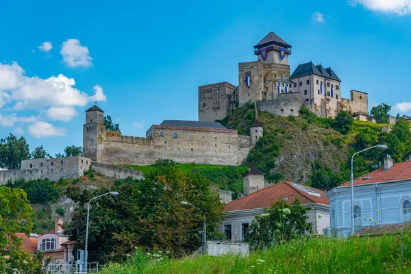 Slovakya 'daki Trencin şatosunun görüntüsü.