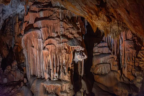 Slovakya 'daki Domica mağarasının içi.