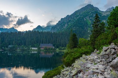 Slovakya 'daki Popradske Pleso Gölü' nün gün batımı manzarası.