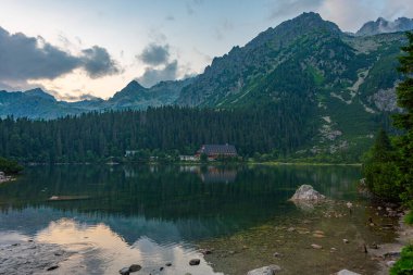 Slovakya 'daki Popradske Pleso Gölü' nün gün batımı manzarası.