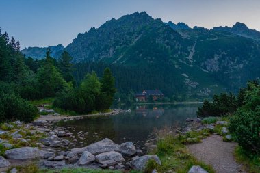 Slovakya 'daki Popradske Pleso Gölü' nün gün batımı manzarası.