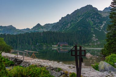 Slovakya 'daki Popradske Pleso Gölü' nün gün batımı manzarası.