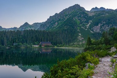Slovakya 'daki Popradske Pleso Gölü' nün gün batımı manzarası.