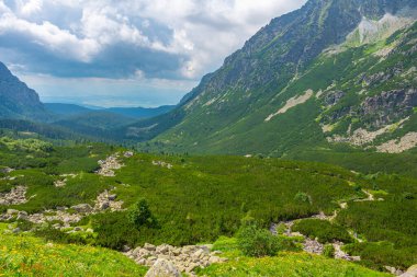 Slovakya 'daki High Tatras Ulusal Parkı' nda Rysy tepesine doğru yürüyüş.