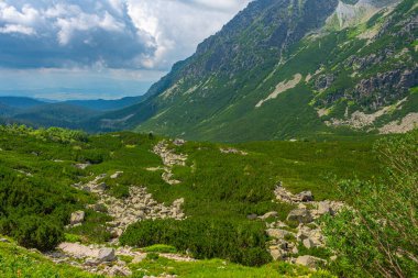 Slovakya 'daki High Tatras Ulusal Parkı' nda Rysy tepesine doğru yürüyüş.
