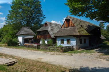 Slovakya 'nın Martin kentindeki Slovak Köy Müzesi' nde geleneksel mimari.