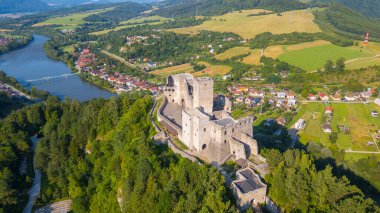Slovakya 'daki Strecno kalesinin panorama manzarası.